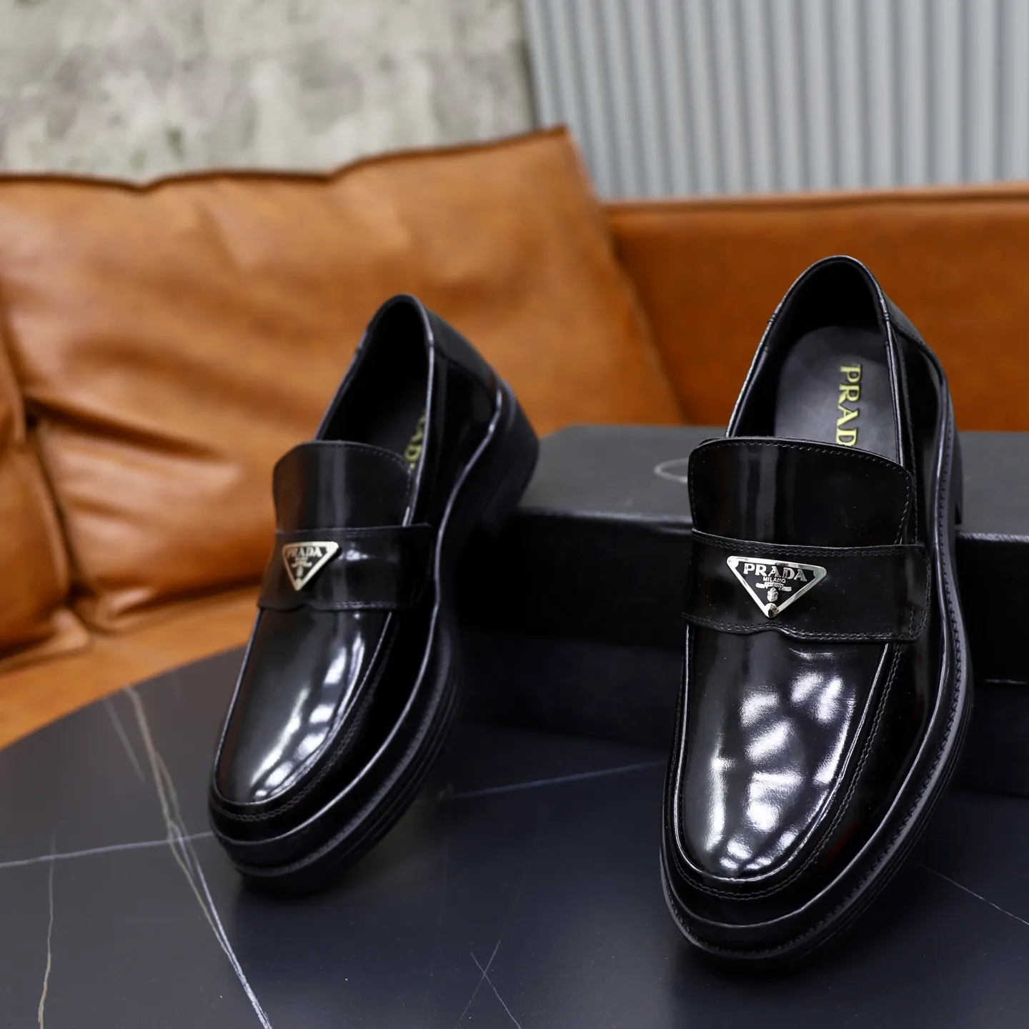 Ex-factory price: 500💰🙅‍♂️🙅‍♂️🙅‍♂️ Brand: PRADA Standard code: Men's code 38-44 (45 can be customized) Grade: Same style as the official website Original order quality Material: Original cowhide surface Comfortable lining Original outsole Style category: Men's fashionable casual leather shoes Distinguished big-name luxury elements Top luxury Color: Color of the actual picture